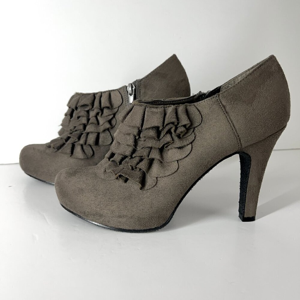 Madden Girl Raleigh Taupe‎ Faux Suede Ruffle Round Platform Toe Booties Sz 8